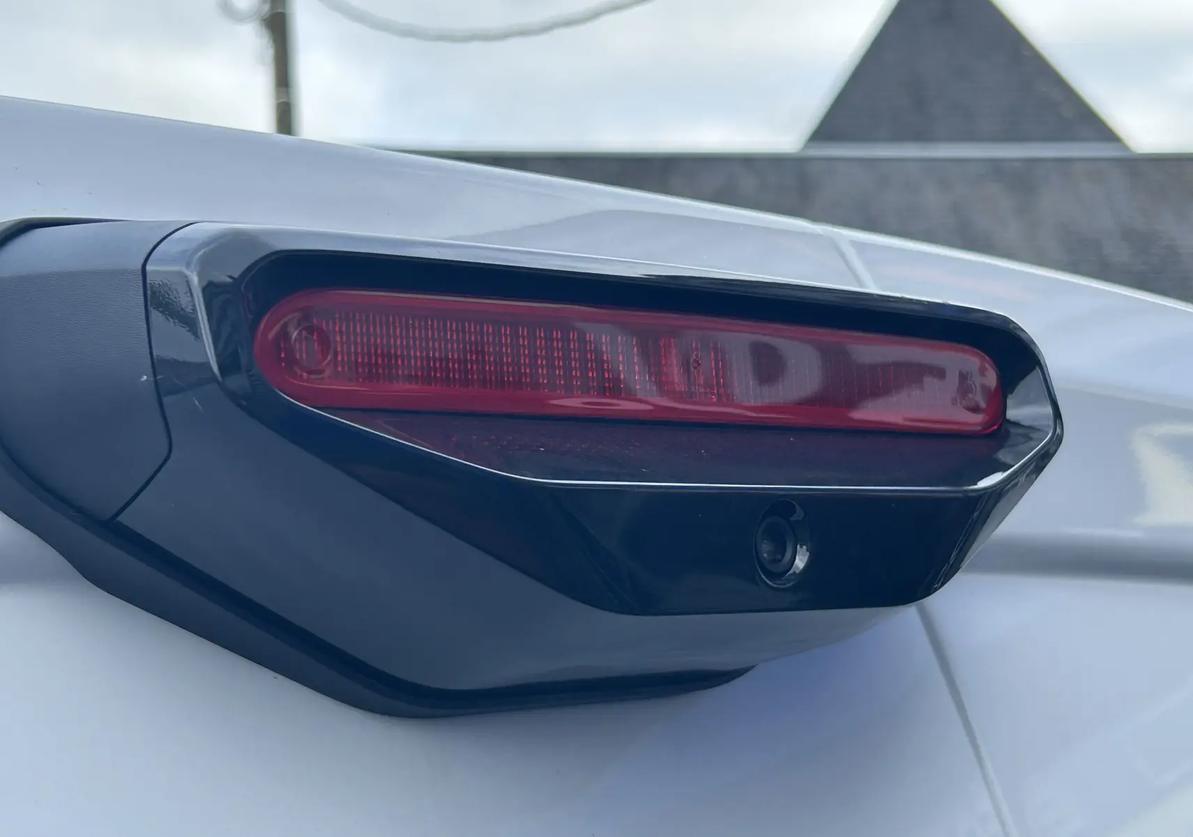 Gros plan sur le feu arrière droit noir et rouge du Citroën Berlingo Fourgon blanc, année 2025.