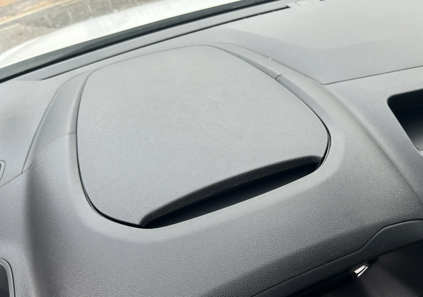 Gros plan sur le tableau de bord noir texturé du Citroën Berlingo Fourgon 2025, mettant en valeur son design épuré.