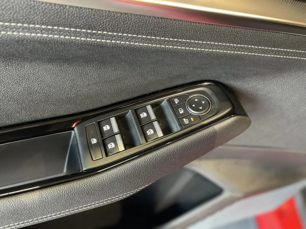 Gros plan sur les commandes de lève-vitres et rétroviseurs côté conducteur du Renault Rafale 2025 finition Techno.