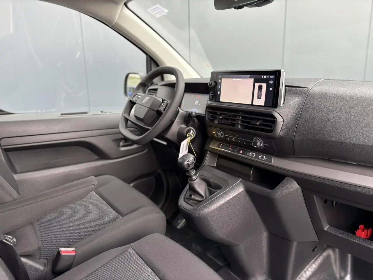 Vue intérieure côté conducteur du Peugeot Expert Fourgon 2025, tableau de bord avec écran tactile 10'' et volant noir.