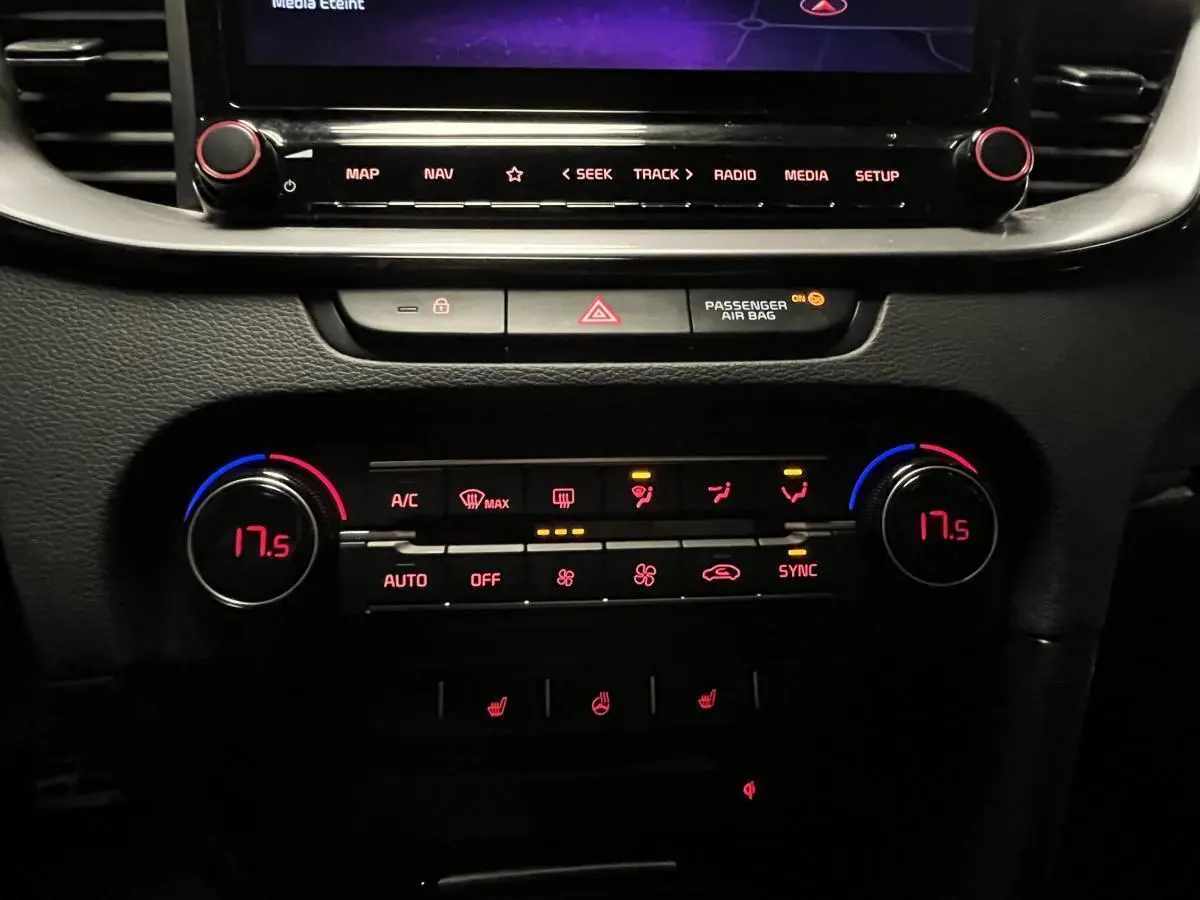 Détail du tableau de bord de la Kia Ceed 2023 montrant la climatisation automatique bi-zone avec réglages à 17,5°C