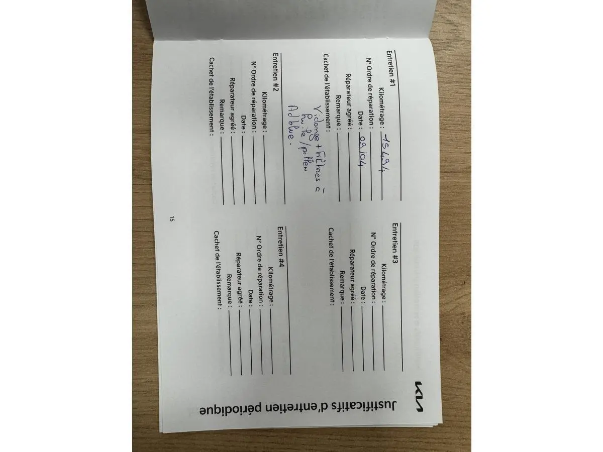 Vue 3/4 avant d'une KIA Ceed 1.6 CRDi gris métallisé avec boucliers et jantes spécifiques GT Line Premium.