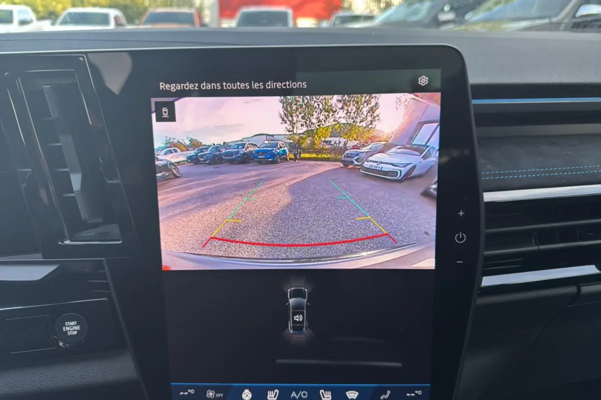 Écran central montrant la caméra de recul du Renault Austral noir étoilé avec lignes de guidage colorées.