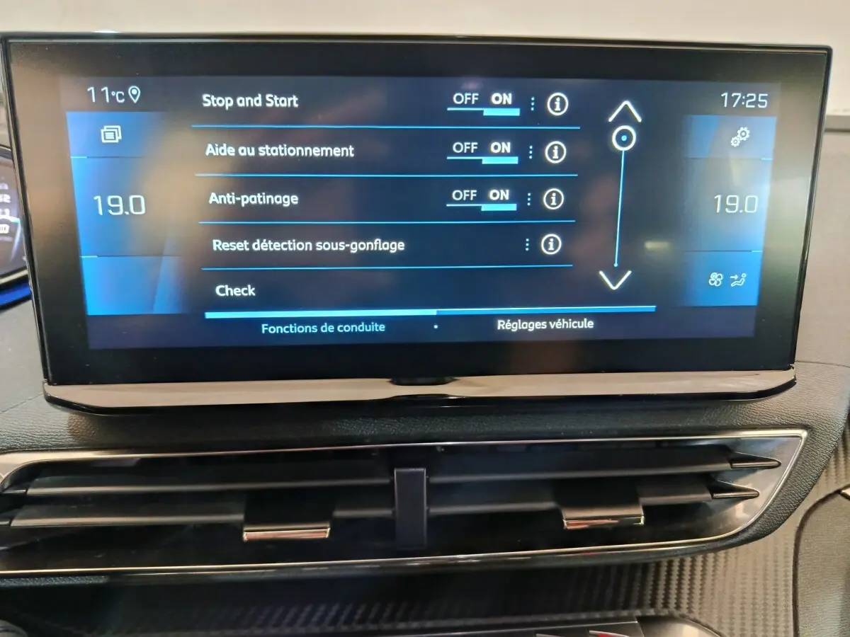 Écran tactile central du tableau de bord du Peugeot 5008 gris clair, affichant les réglages d’aide à la conduite.
