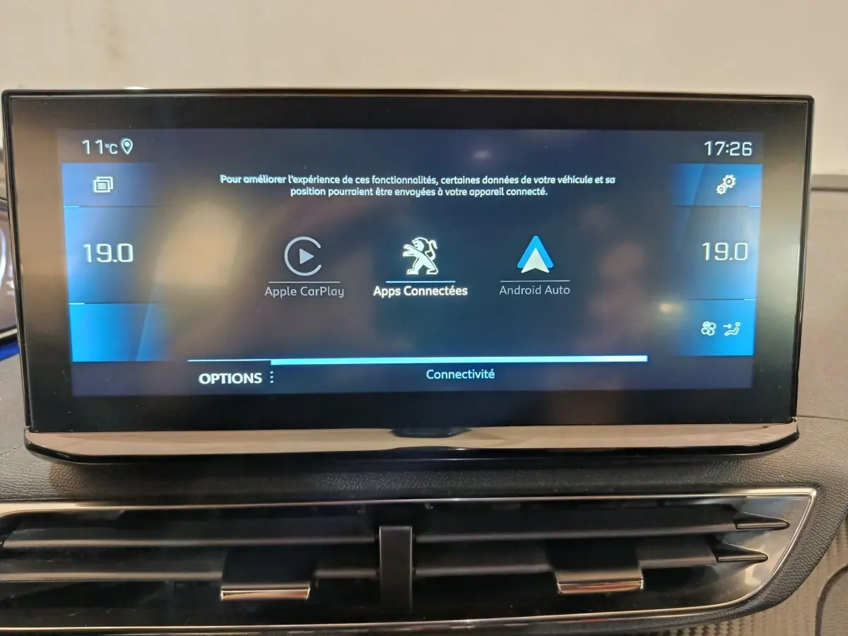 Écran tactile central du tableau de bord du Peugeot 5008 gris clair, affichant Apple CarPlay et Android Auto.