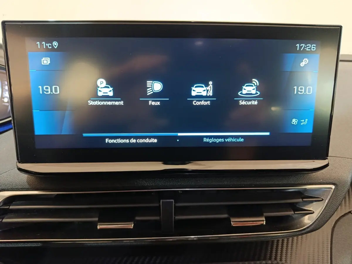 Écran tactile central du tableau de bord du Peugeot 5008 gris clair, affichant les réglages de conduite et confort.