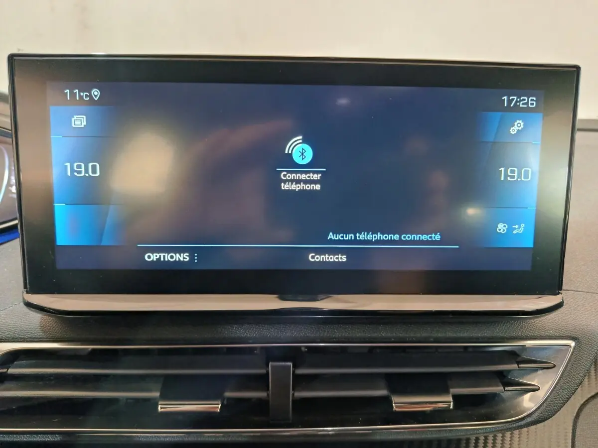 Écran tactile central du tableau de bord du Peugeot 5008 gris clair, affichant la connexion Bluetooth et la température à 19°C.