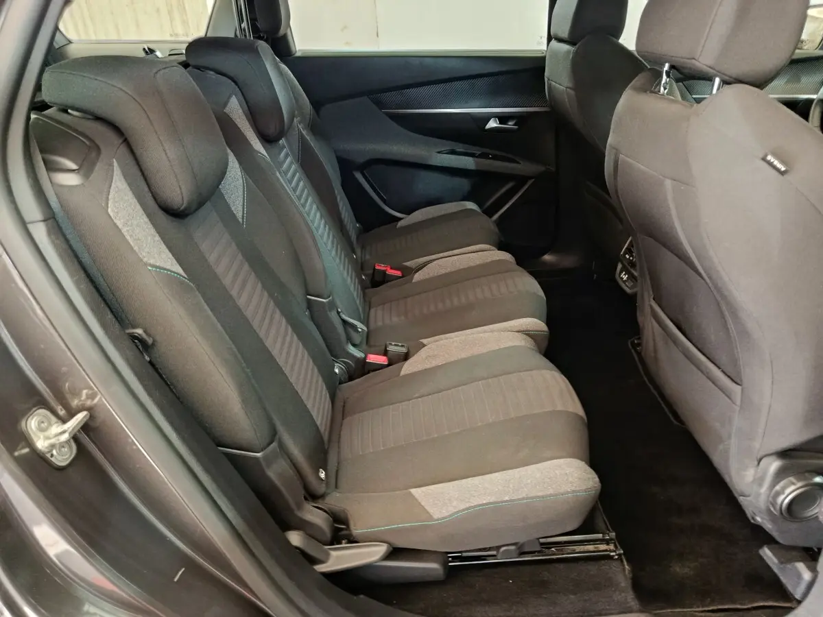 Vue intérieure côté gauche sur la banquette arrière tissu noir et gris du Peugeot 5008 gris clair 2023.