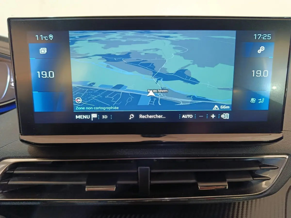 Écran tactile central du tableau de bord du Peugeot 5008 gris clair, affichant la navigation GPS en vue frontale.