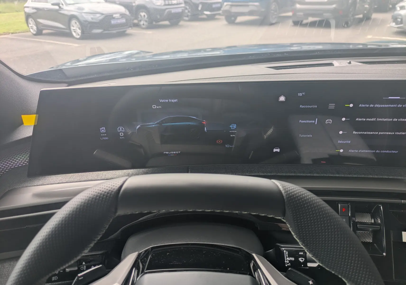 Boutons de commande intérieurs du Peugeot 3008 Hybrid 145, avec symboles de pare-brise chauffant et ouverture du coffre.