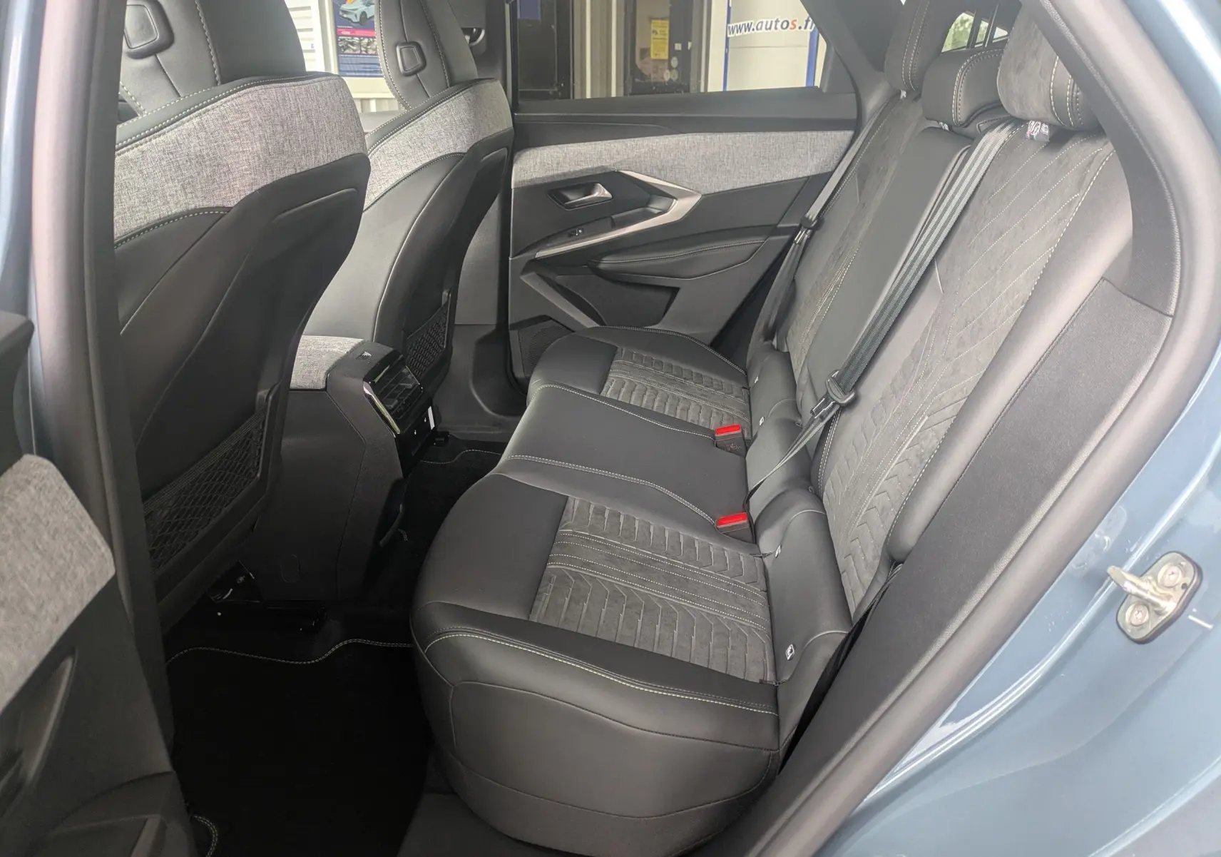 Vue intérieure du tableau de bord numérique du Peugeot 3008 Hybrid 145, avec affichage des aides à la conduite et température extérieure.