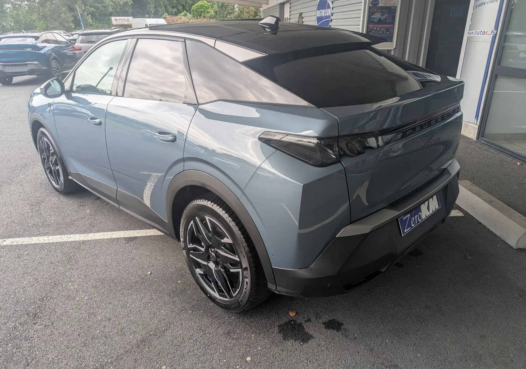 Peugeot 3008 Hybrid bleu Ingaro vue 3/4 avant droit, avec toit noir et jantes alliage 19 pouces.