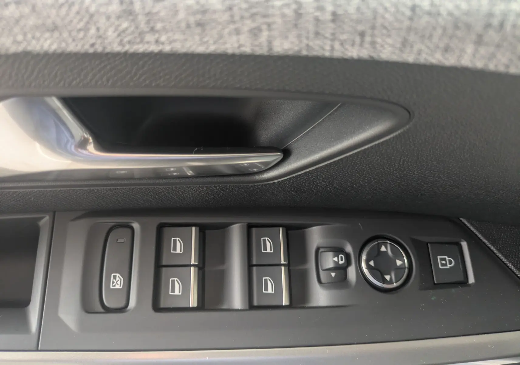 Vue côté droit de la banquette arrière en sellerie Alcantara® grise et cuir noir du Peugeot 3008 Hybrid 2026 Bleu Ingaro.