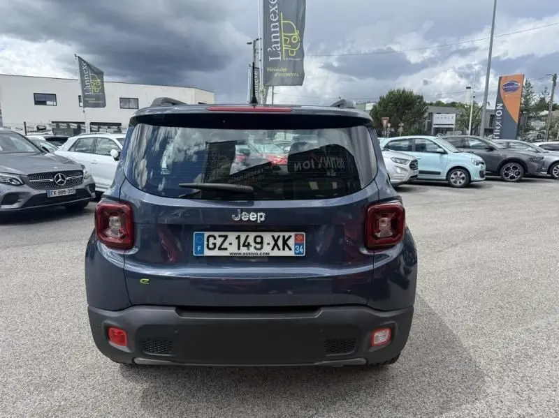 Vue arrière d'un Jeep Renegade 2024 bleu métal avec plaques françaises, feux carrés et logo Jeep bien visibles.