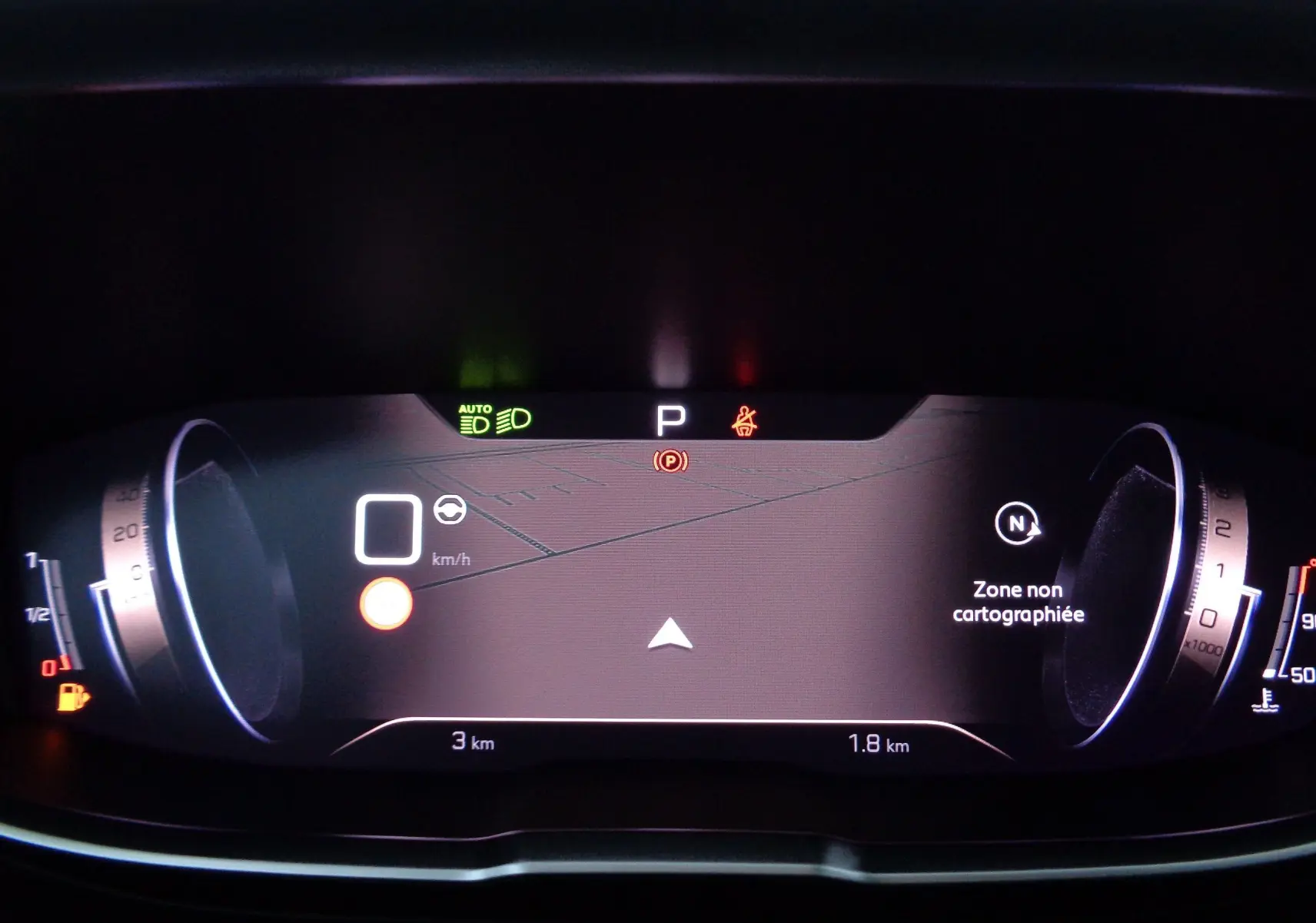 Tableau de bord numérique du Peugeot 3008 gris, affichant la vitesse à 0 km/h et une zone non cartographiée.