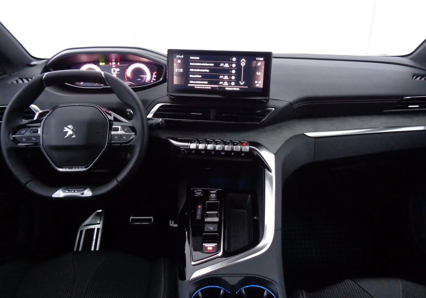 Intérieur du Peugeot 3008 2023 en vue frontale, tableau de bord moderne avec écran tactile et volant compact noir.