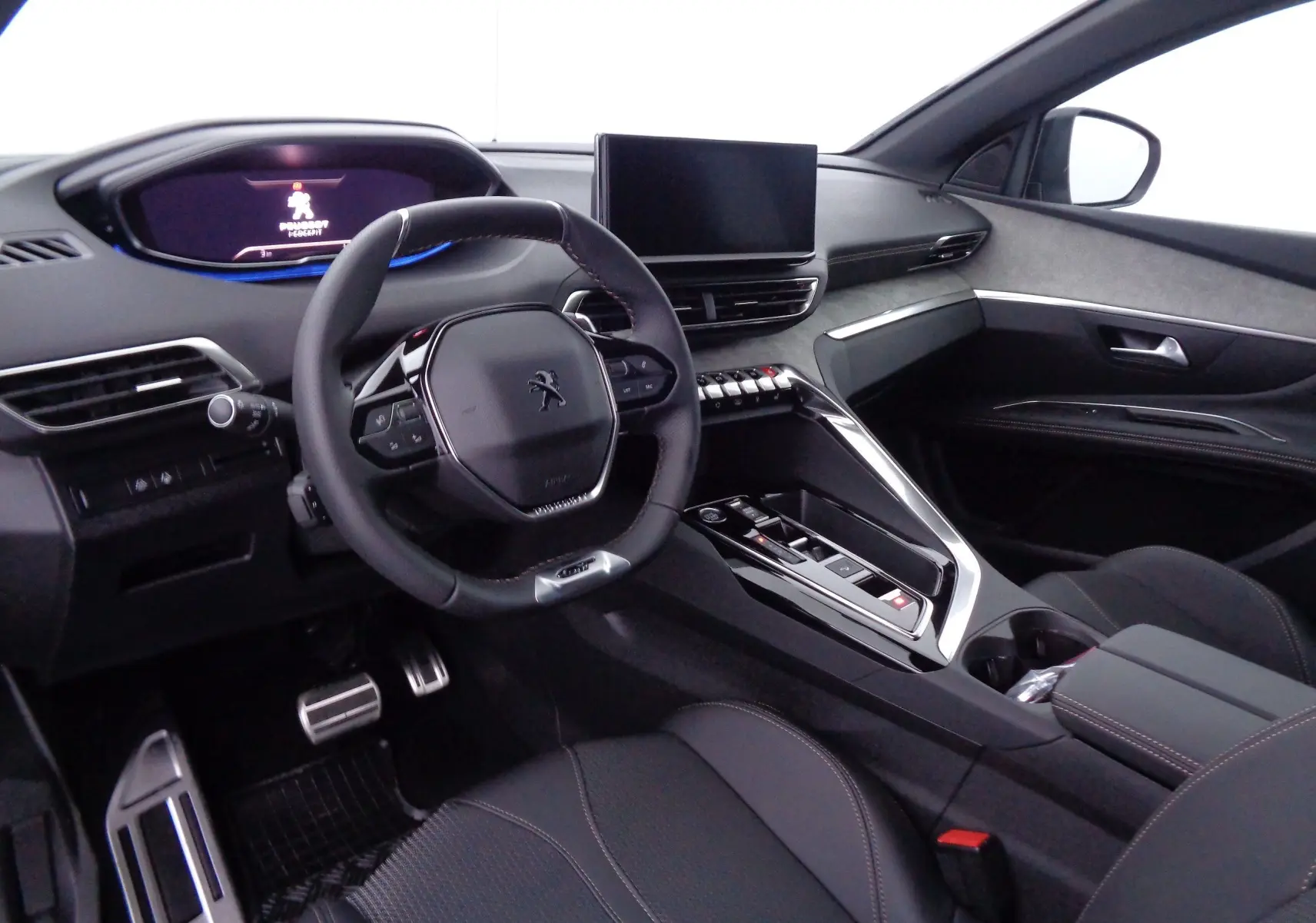 Intérieur du Peugeot 3008 GT 2023, vue côté conducteur, volant compact et écran tactile central sur tableau de bord noir.