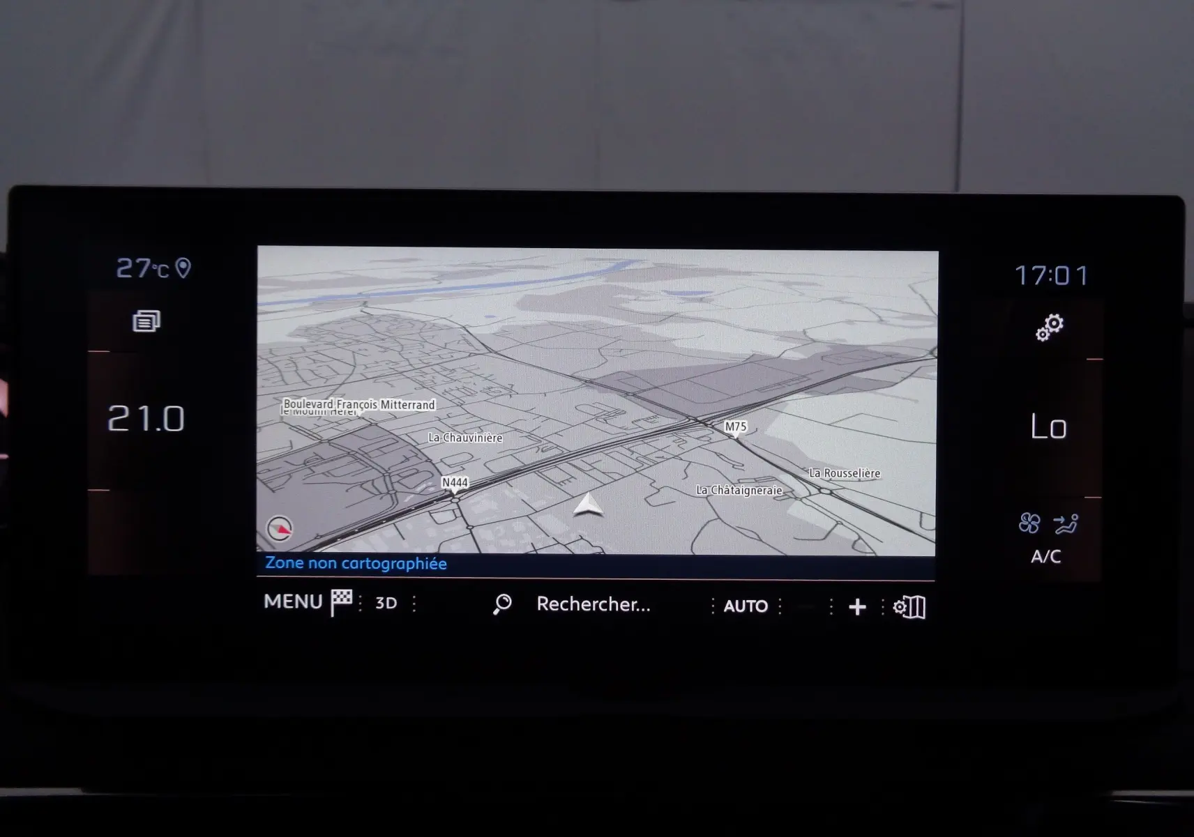 Écran tactile du système de navigation du Peugeot 3008 2023 affichant une carte en mode 3D et les réglages climatiques.