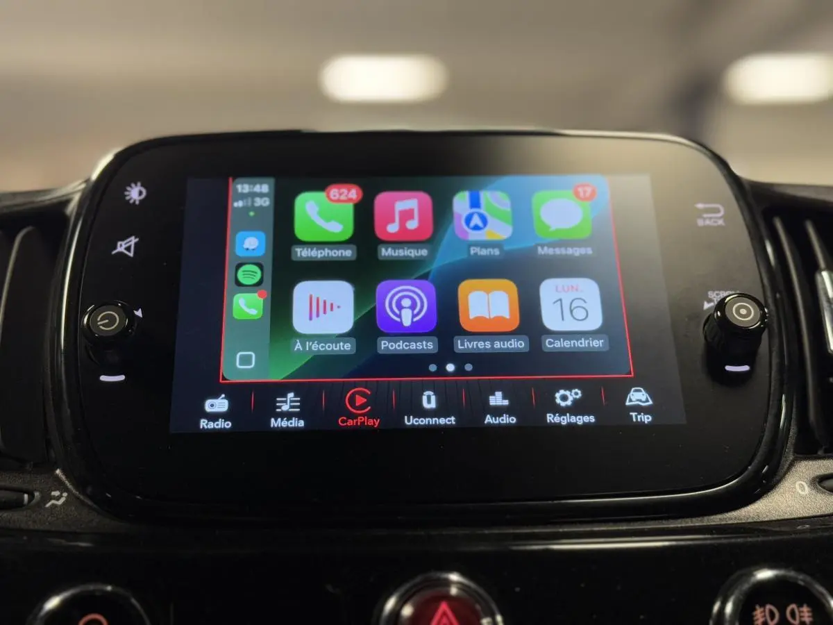Écran tactile central du tableau de bord de la Fiat 500 Cabriolet 2024, affichant Apple CarPlay en fonctionnement.