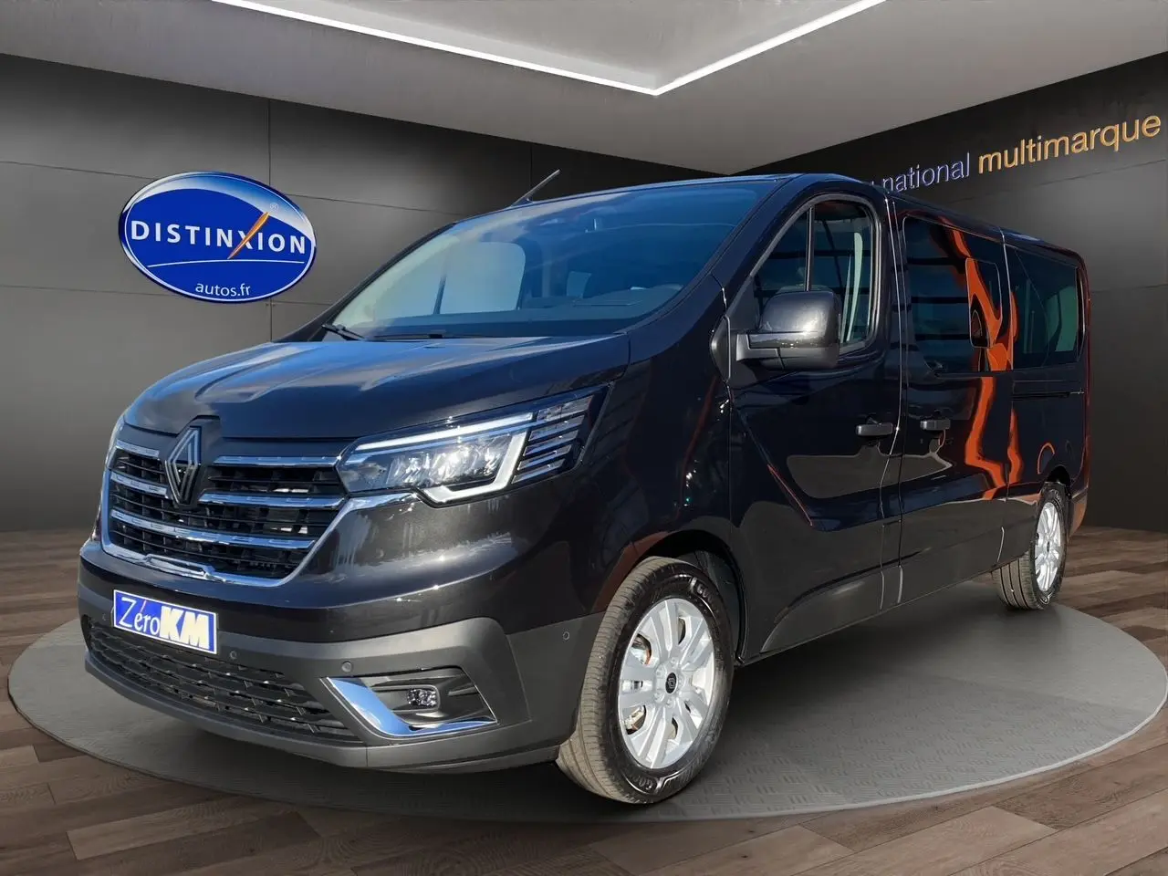 Renault Trafic Combi noir en 3/4 avant droit, avec jantes alliage et feux LED intégrés aux projecteurs.