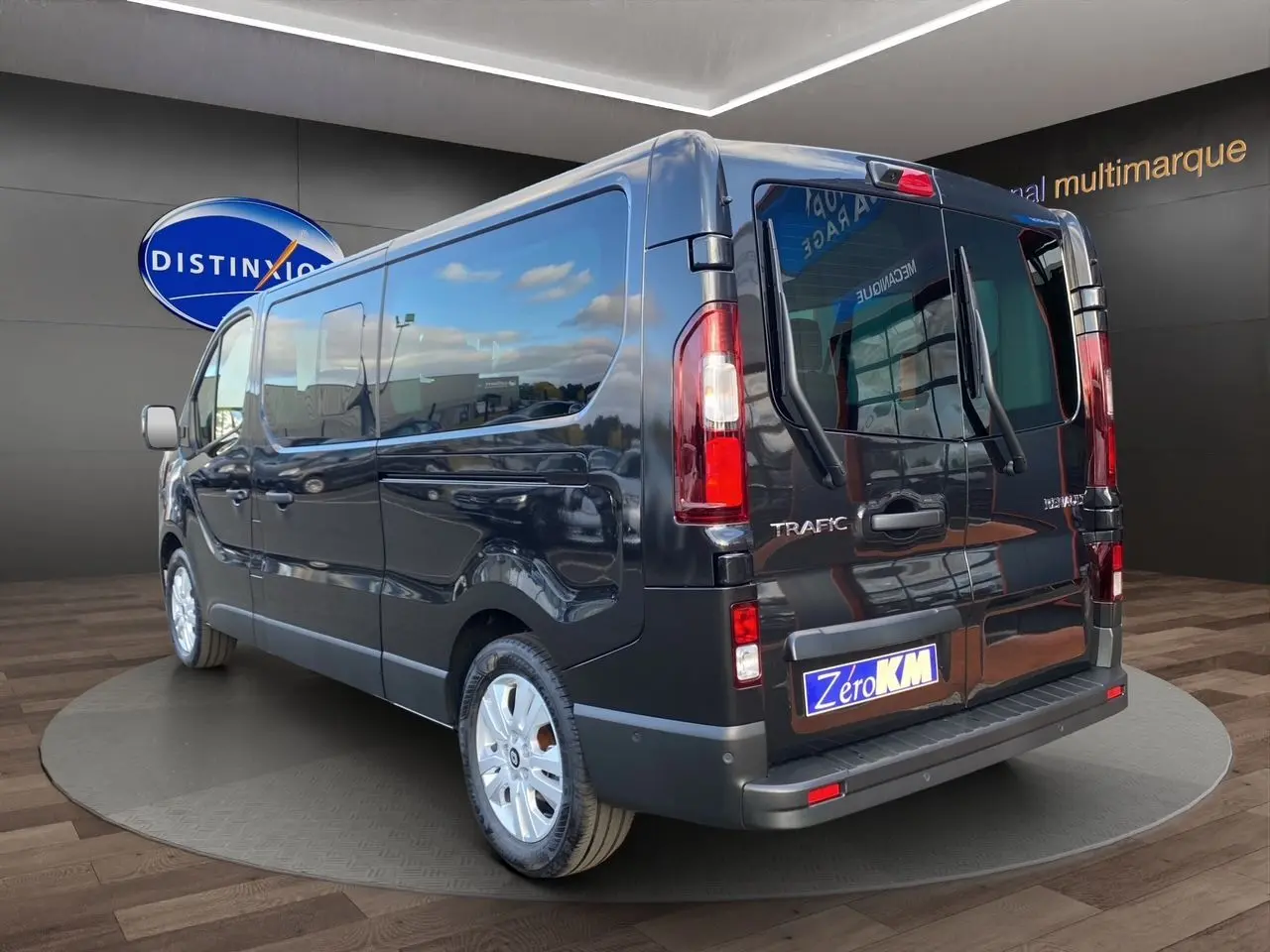 Vue 3/4 arrière droite du Renault Trafic Combi noir 2025 avec portes vitrées et jantes alliage 17 pouces.