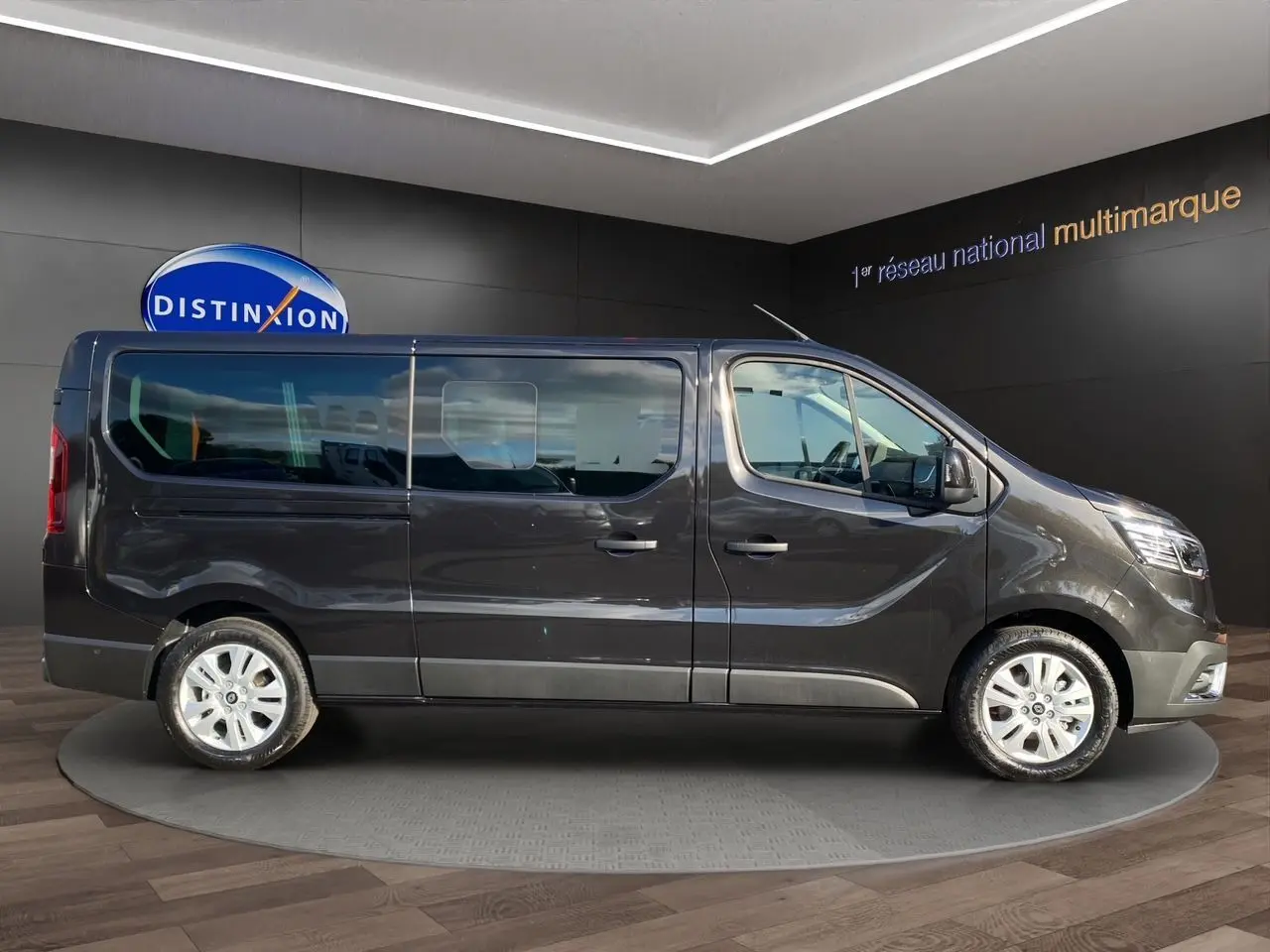 Profil côté droit du Renault Trafic Combi noir 2025 avec portes coulissantes vitrées et jantes alliage 17 pouces.