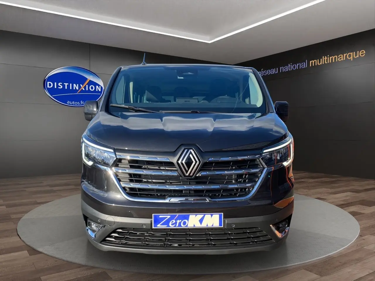 Vue avant d'un Renault Trafic Combi noir 2025 avec calandre chromée et feux LED intégrés.
