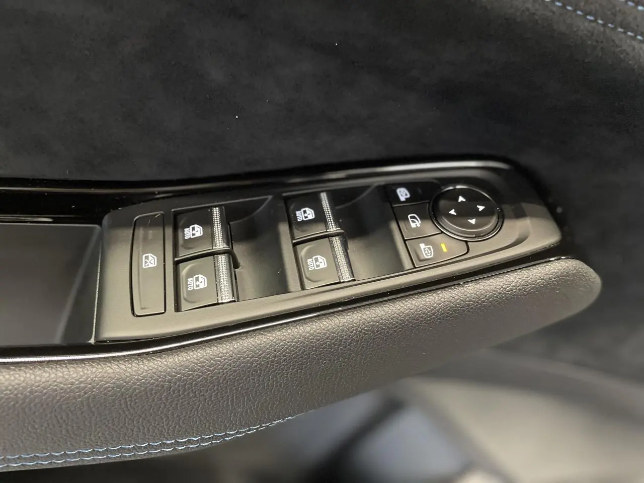 Détail des commandes des vitres et rétroviseurs côté gauche du Renault Austral 2025 gris schiste avec toit noir étoilé.