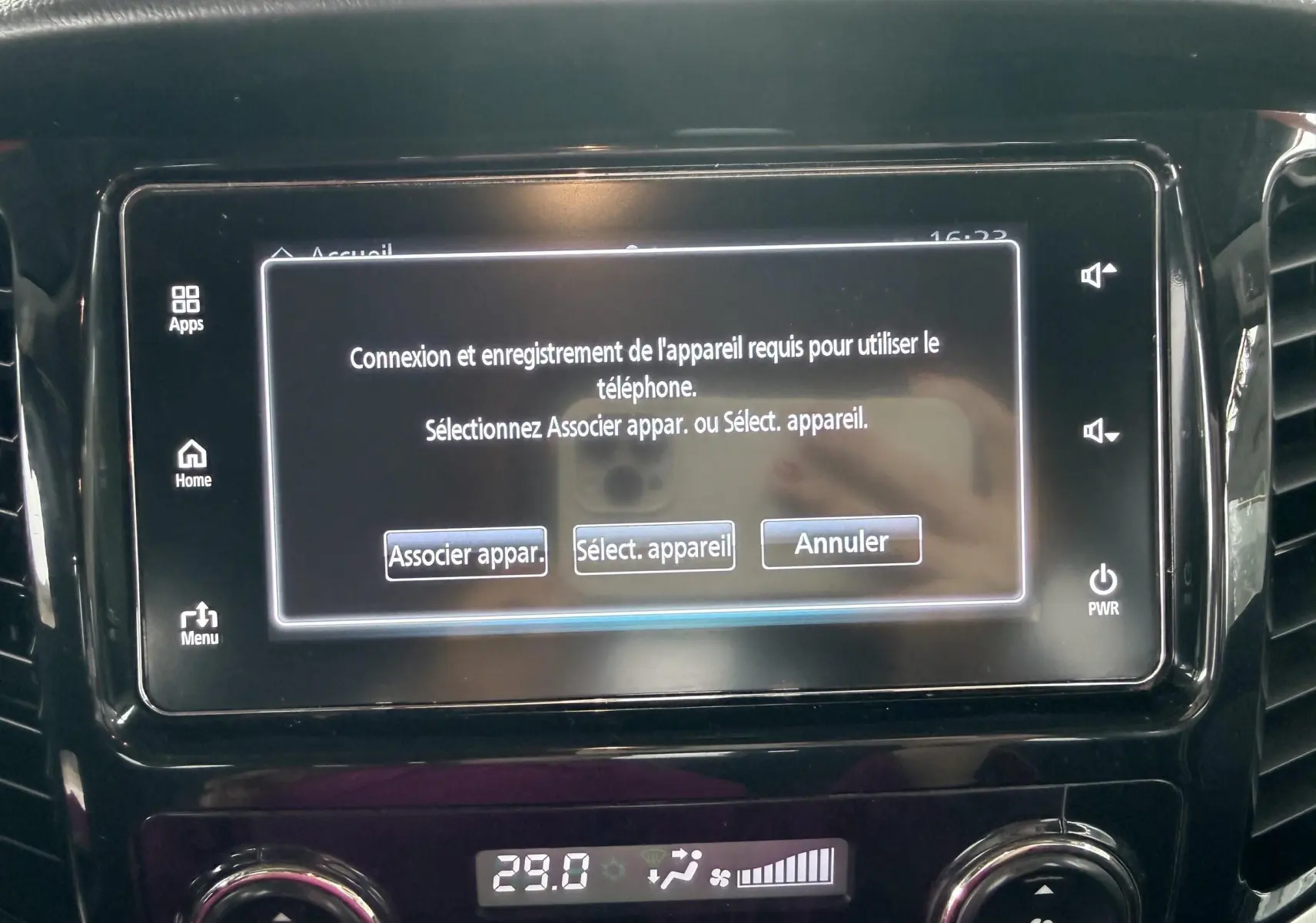 Écran tactile central du Mitsubishi L200 blanc, affichant le menu de connexion Bluetooth, avec commandes climatisation en dessous.