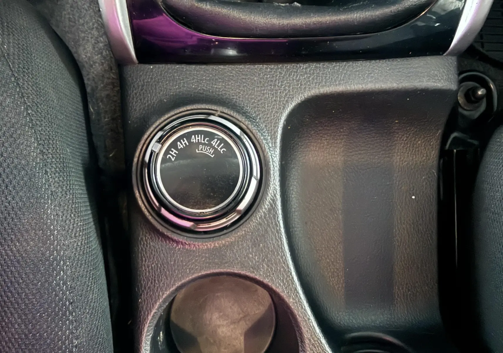 Gros plan sur le sélecteur de mode 4x4 dans l’habitacle du Mitsubishi L200 blanc, version Intense 2017.