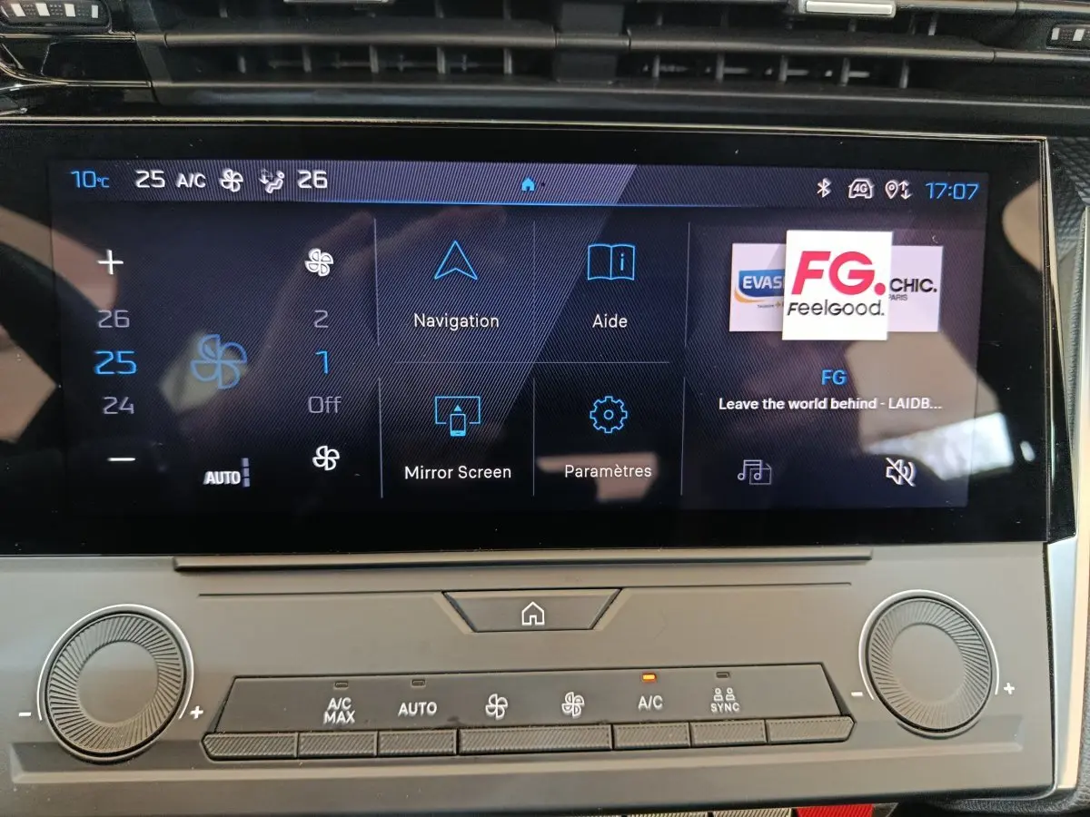 Écran tactile central de la Peugeot 308 blanche 2022 affichant la climatisation et la navigation.