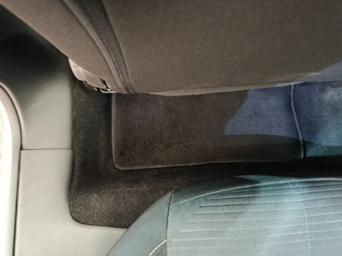 Vue rapprochée du sol et tapis noir côté passager arrière de la Peugeot 308 blanche 2022 Active Pack.