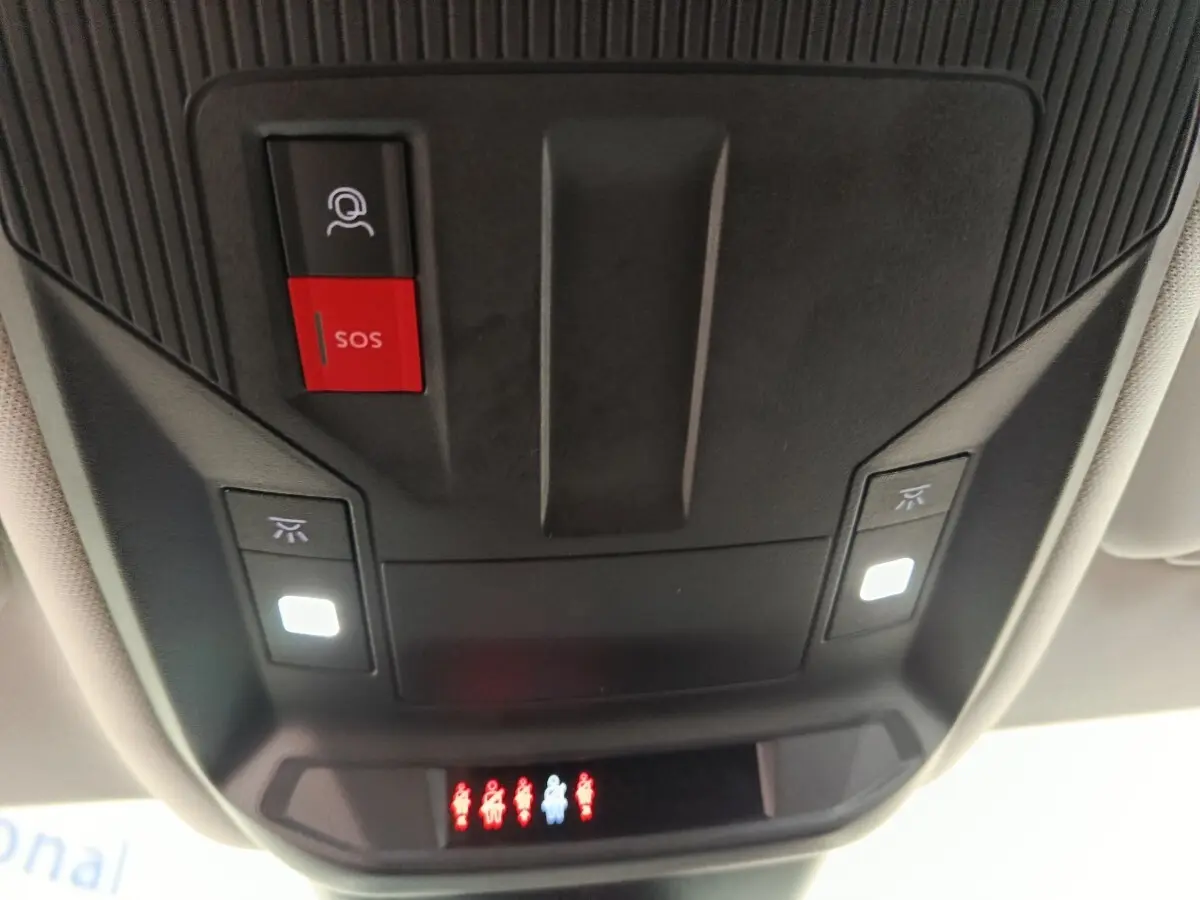 Vue intérieure du plafonnier avec boutons d’éclairage et alerte SOS de la Peugeot 308 blanche de 2022.