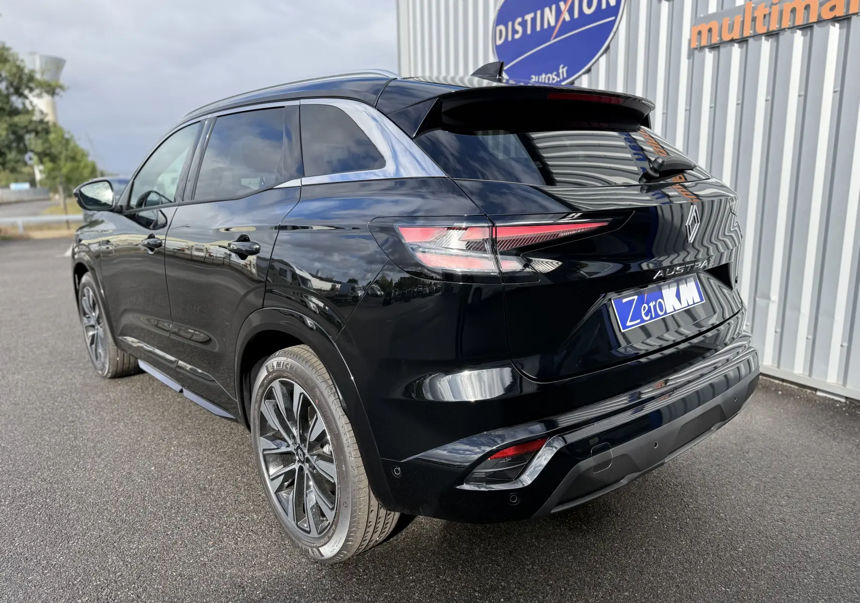 Vue 3/4 arrière droite du Renault Austral noir étoile avec feux LED et jantes alliage 19 pouces.