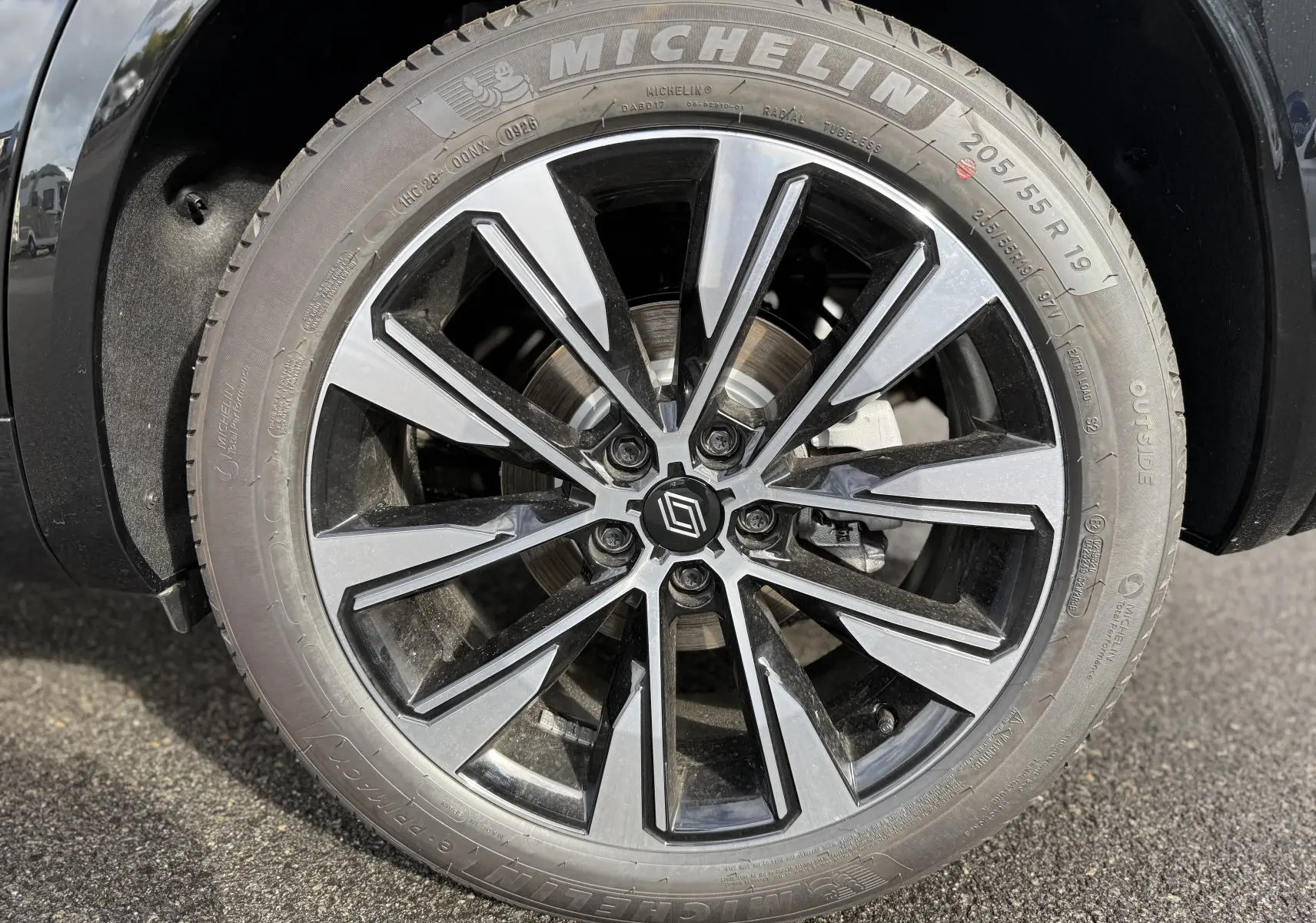 Gros plan sur la jante alliage noire et argentée de 19 pouces du Renault Austral Full Hybrid noir étoile.