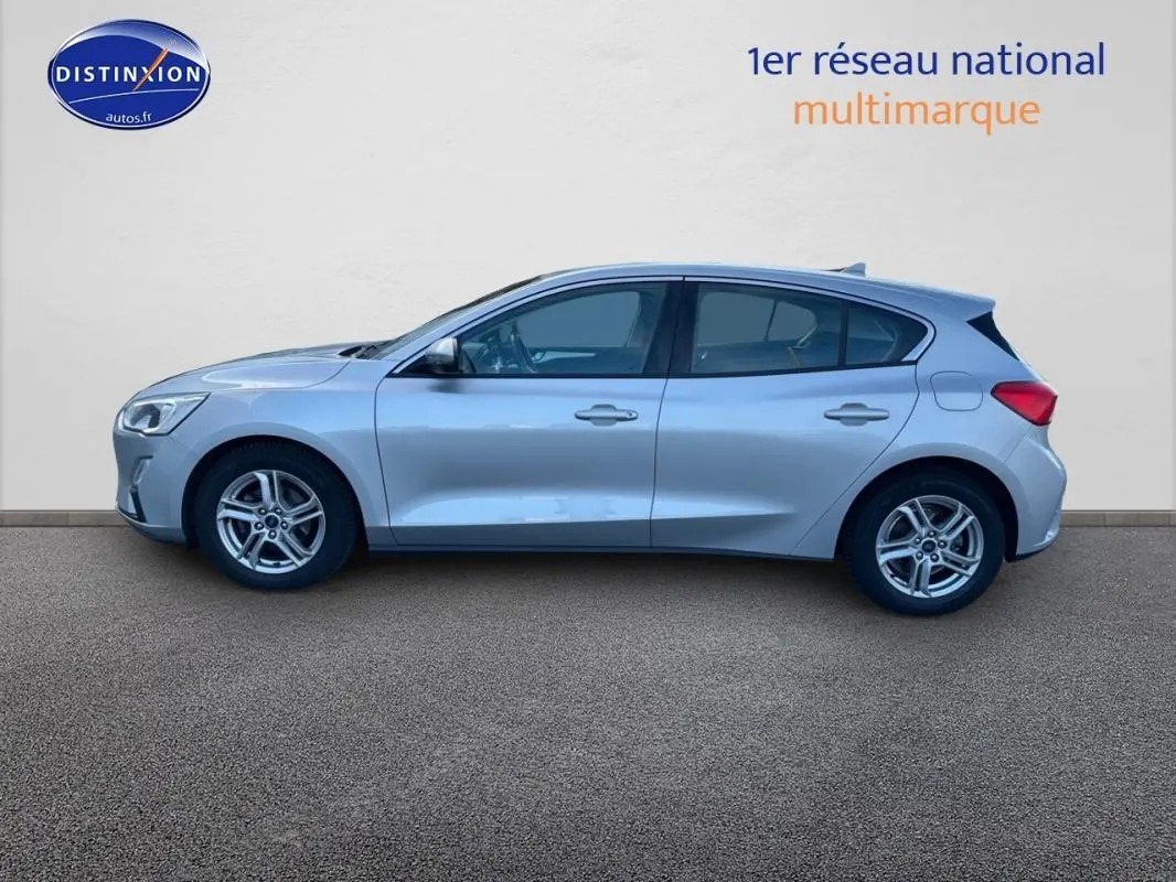 Profil côté gauche d'une Ford Focus gris clair de 2019 avec jantes alliage 16 pouces sur fond neutre.