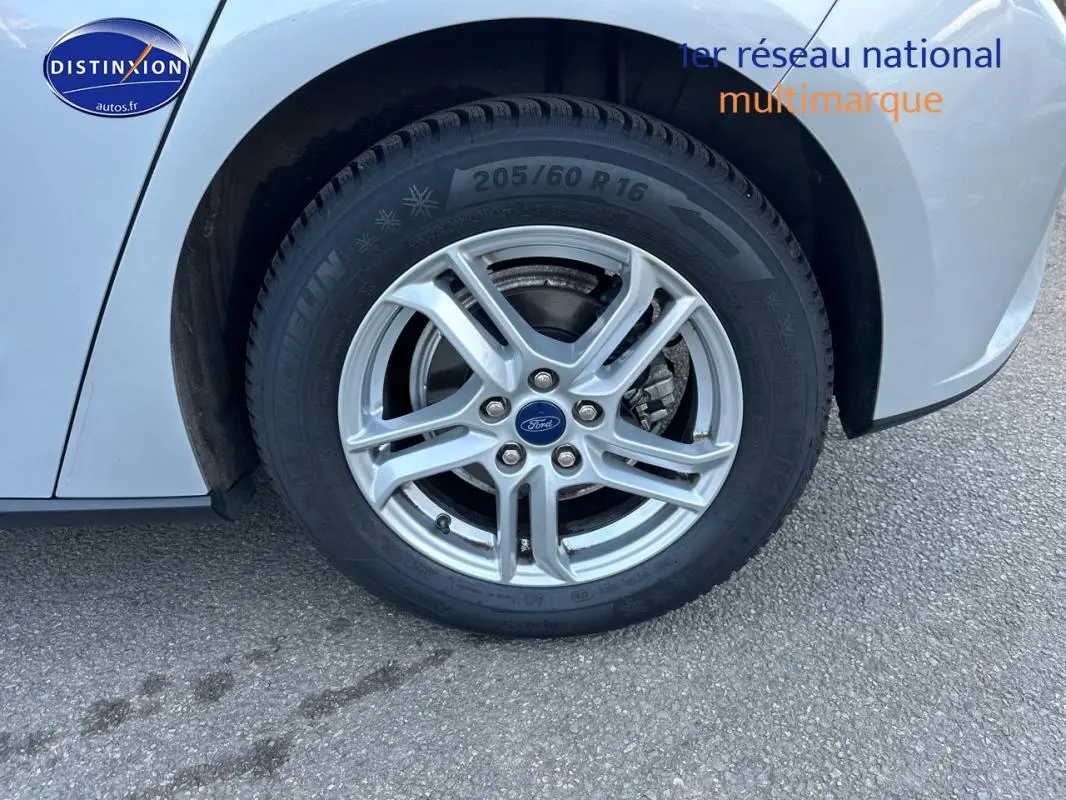 Gros plan sur la jante alliage 16 pouces côté avant droit d'une Ford Focus gris clair de 2019.