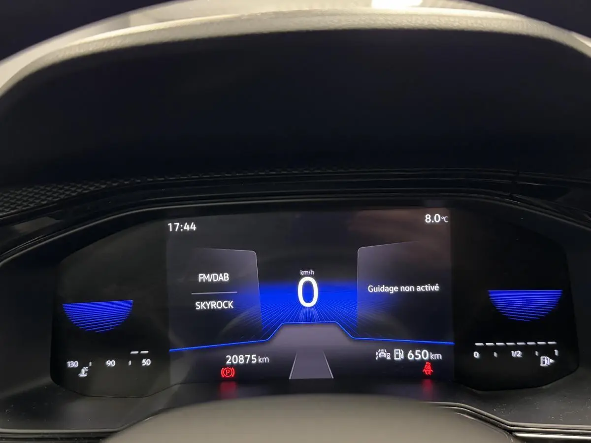 Tableau de bord numérique du Volkswagen Taigo 1.0 TSI 95 Life affichant vitesse zéro et radio Skyrock.