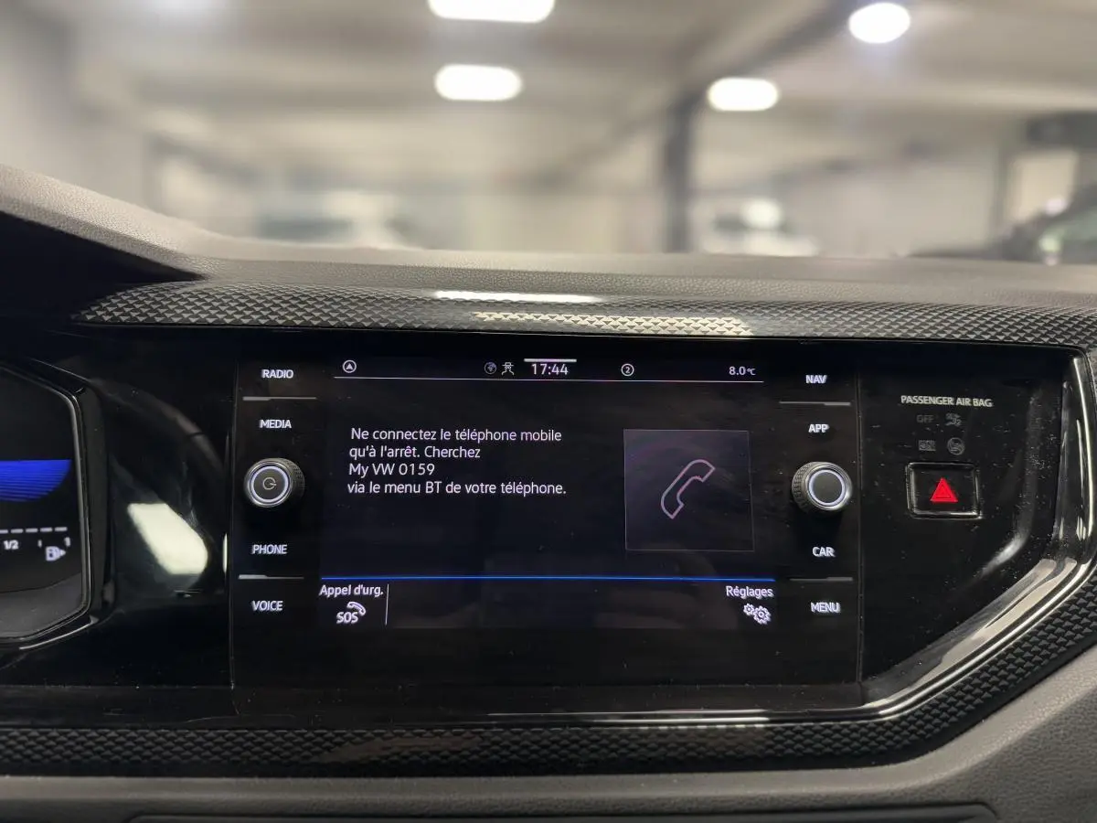 Écran tactile central du Volkswagen Taigo 2024 affichant les instructions de connexion Bluetooth, entouré de commandes.