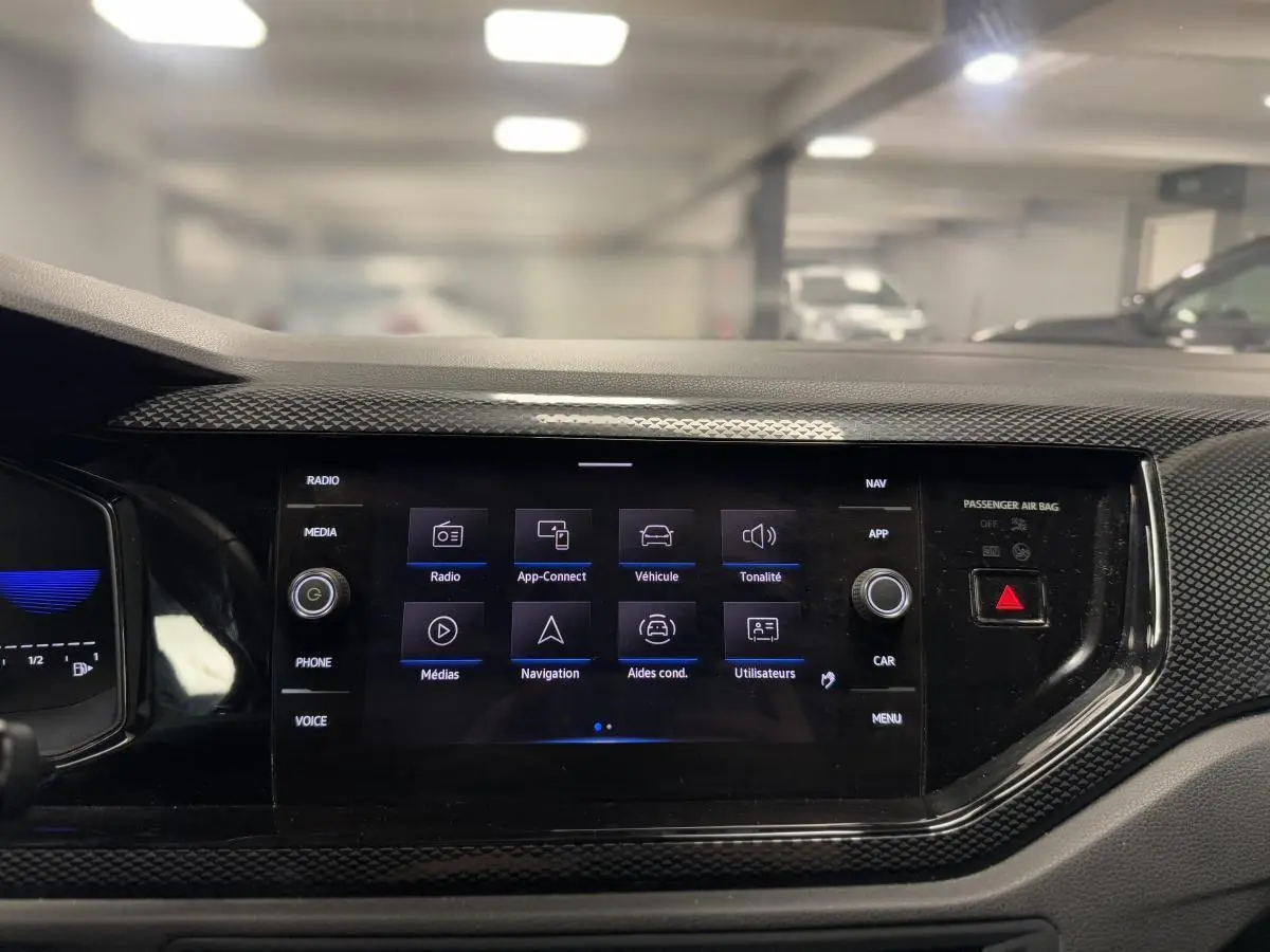 Écran tactile central du tableau de bord du Volkswagen Taigo 1.0 TSI 95 Life gris, affichant le menu multimédia.