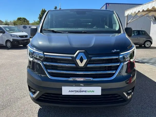 Vue frontale du Renault Trafic Fourgon Antilope Van Flex gris comète avec calandre chromée et logo Renault bien visible.