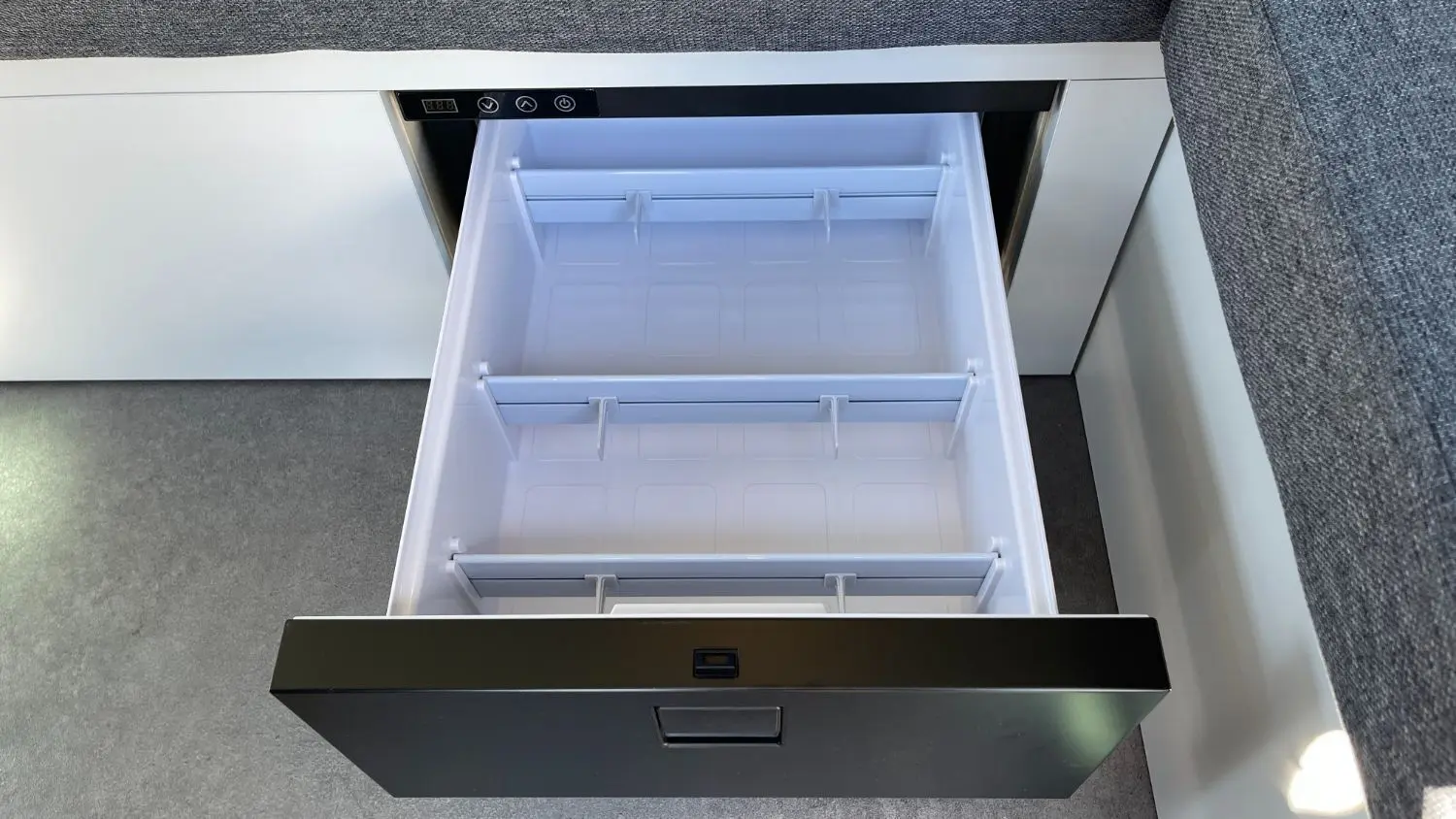 Tiroir réfrigérateur gris ouvert dans l'aménagement intérieur du Renault Trafic Fourgon Antilope Van Flex 2022.