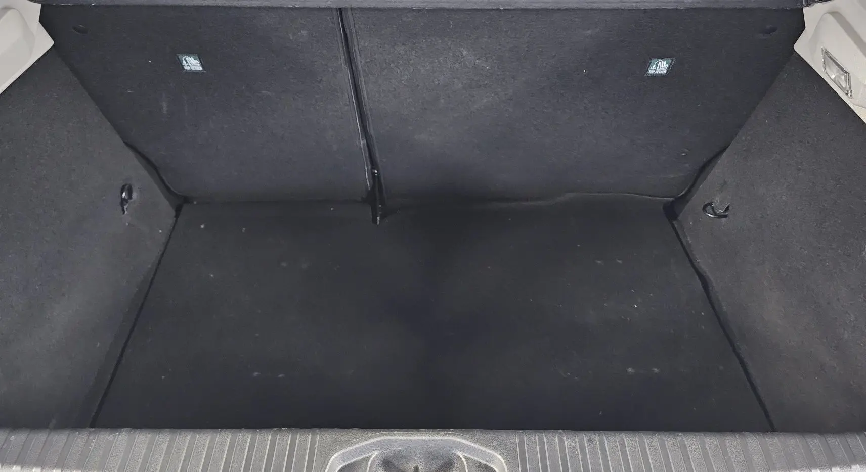 Coffre spacieux et vide de la Renault Clio 2020 blanc glacier, vue intérieure depuis l'ouverture arrière.