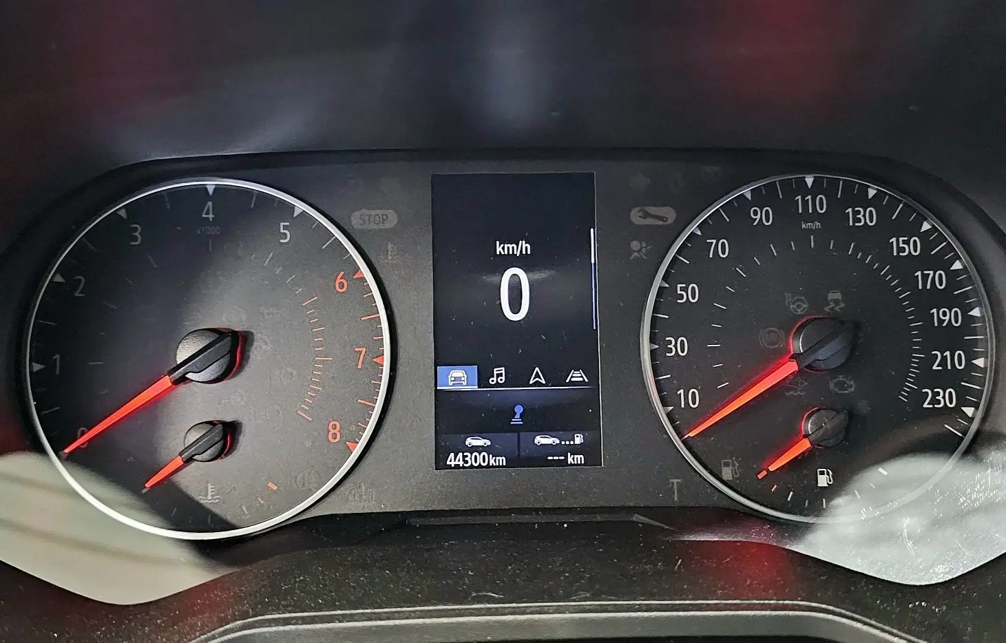 Tableau de bord de Renault Clio 2020 montrant compte-tours, vitesse à 0 km/h et compteur kilométrique à 44 300 km.