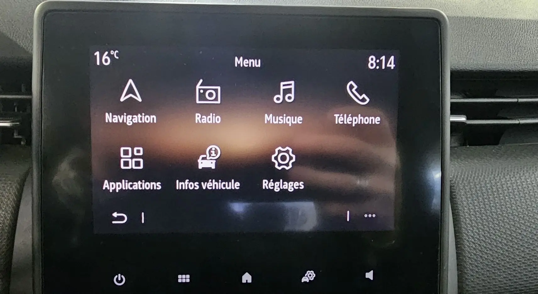 Écran tactile central affichant le menu multimédia de la Renault Clio 2020 avec options navigation, radio et téléphone.