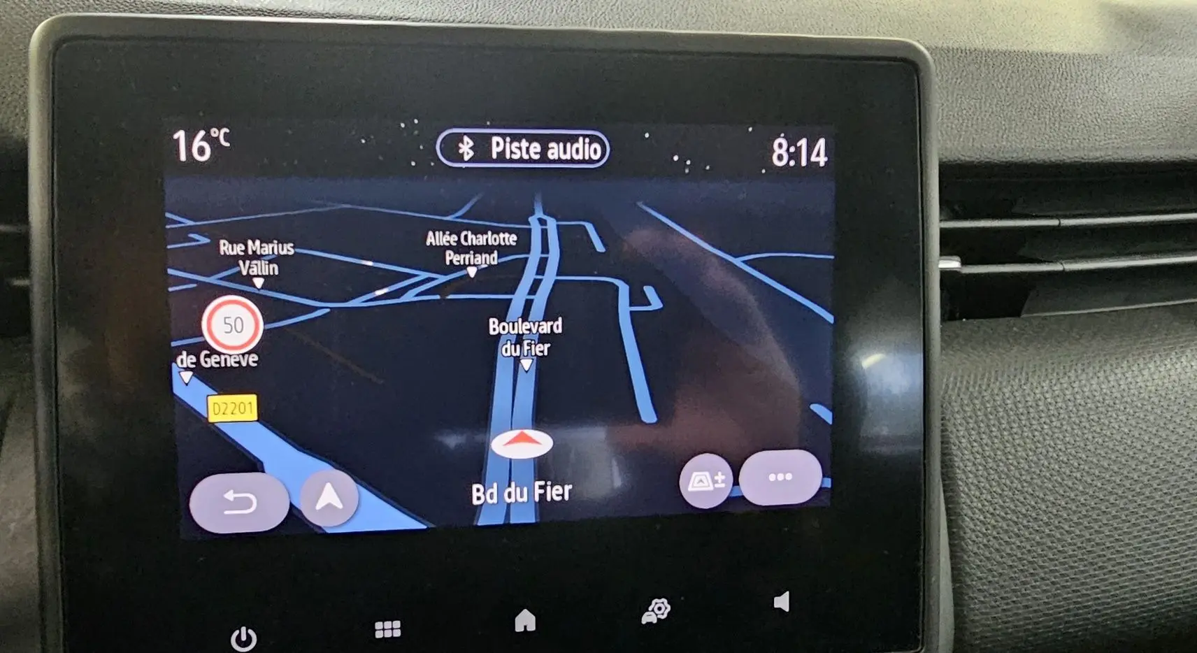 Écran tactile central du tableau de bord de la Renault Clio blanc glacier 2020 affichant la navigation GPS nocturne.