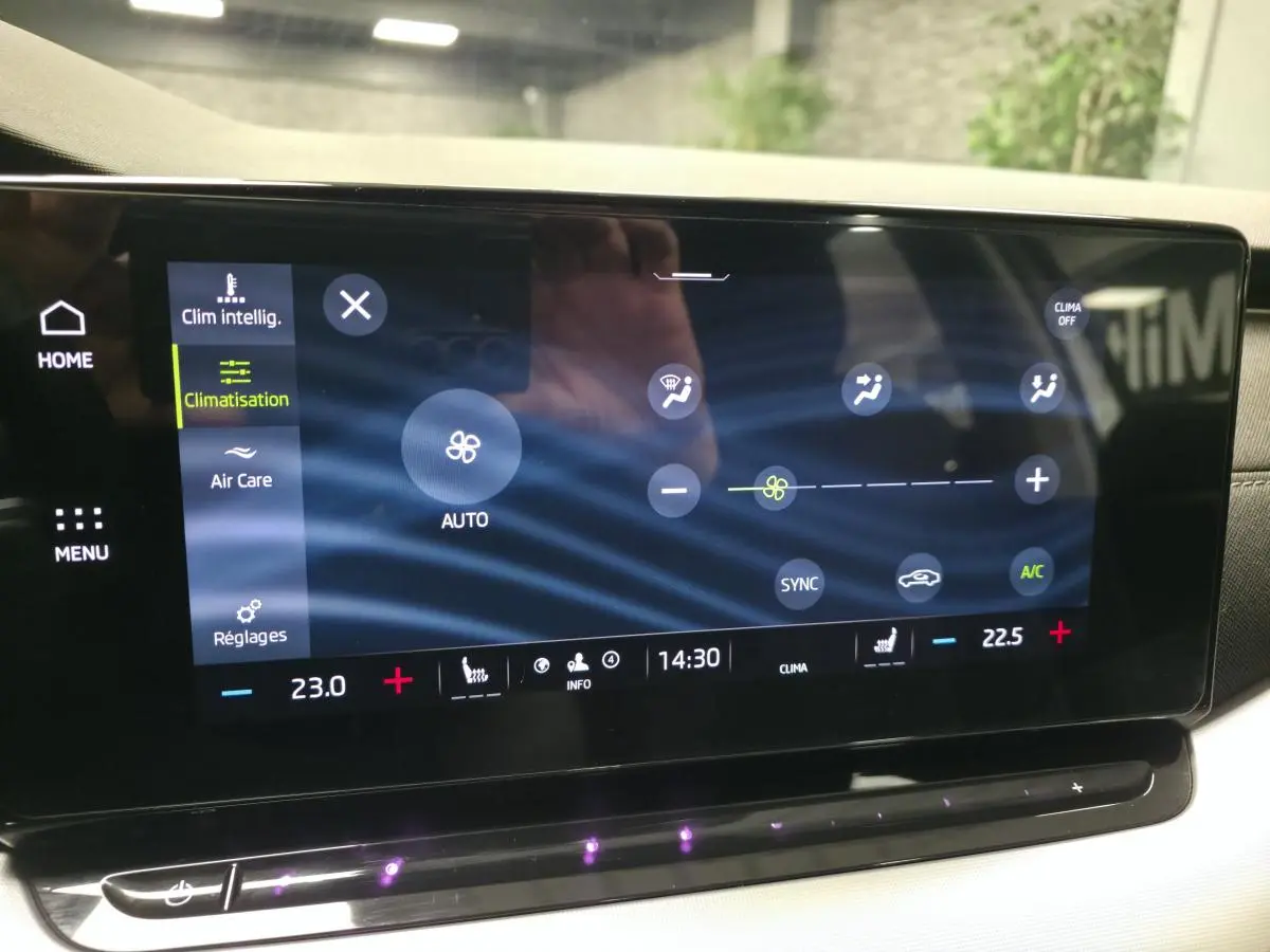 Écran tactile central affichant les réglages de climatisation dans une Skoda Octavia 2023, intérieur beige.
