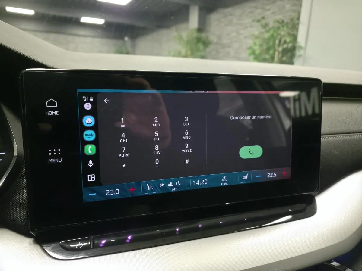 Écran tactile central du tableau de bord de la Skoda Octavia 2023 affichant le clavier de numérotation téléphonique.