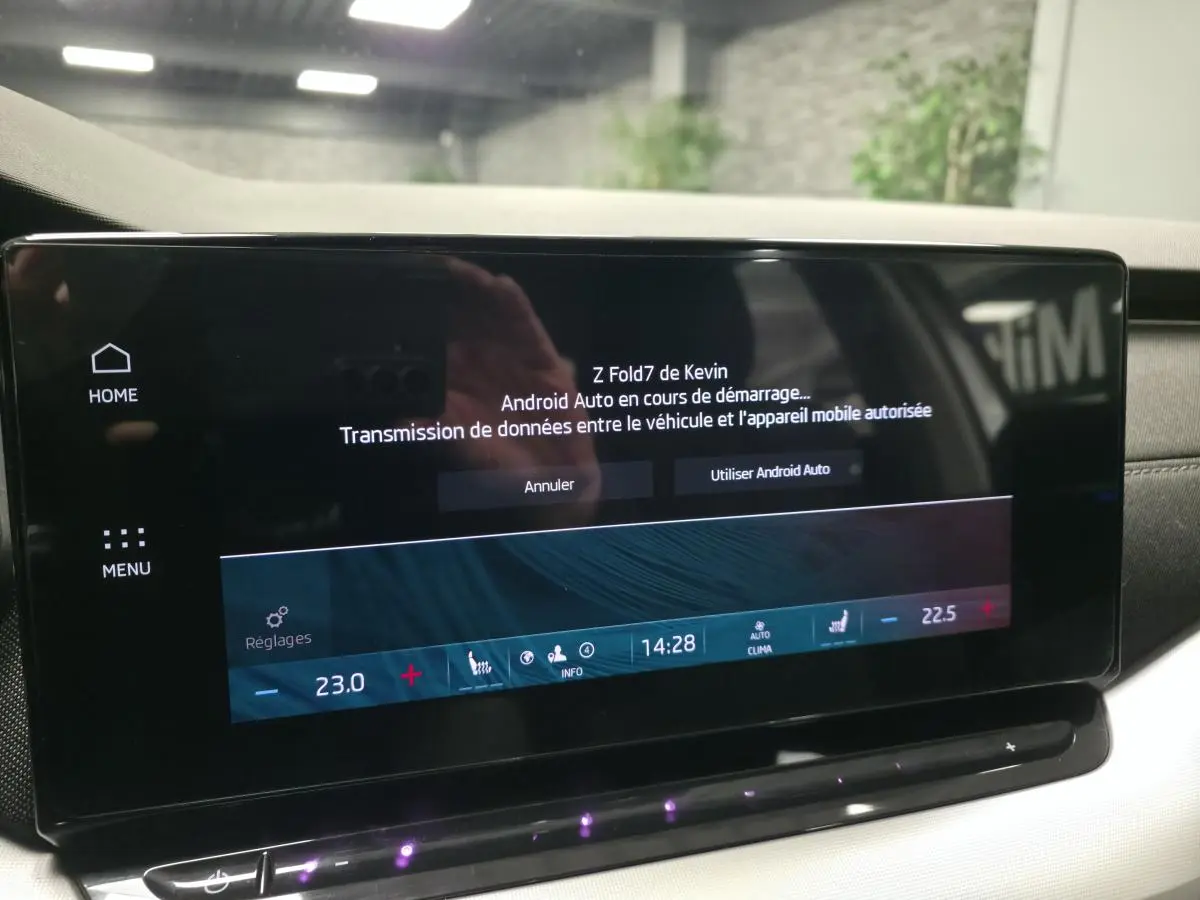 Écran tactile central de la Skoda Octavia 2023 affichant la connexion Android Auto en cours de démarrage.