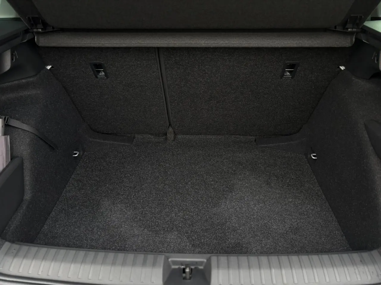 Vue intérieure du coffre spacieux et tapissé en gris foncé du Skoda Kamiq TSI 116 DSG7 2025.